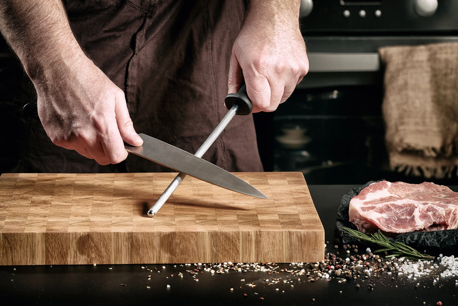 Заточка кухонных ножей. Заточка ножей шеф-повара. Доска шеф повара разделочная. Заточка ножа для мяса.