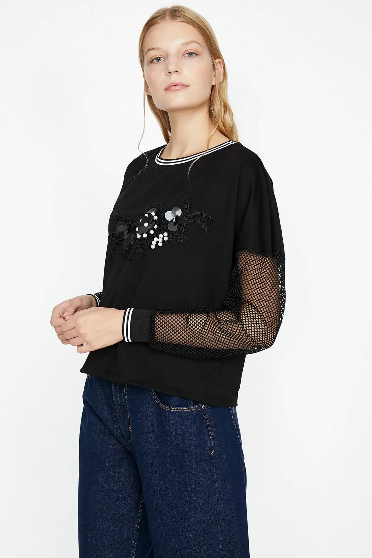 Хлопковая женская черная футболка с вышивкой 9KAK13007EK| |