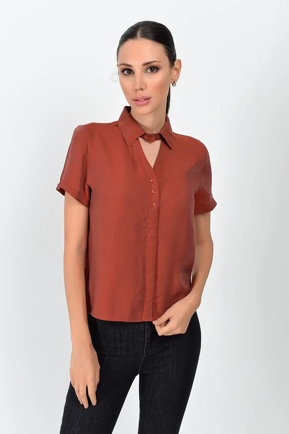 Хлопковая женская рубашка с коротким рукавом и воротником в подвальном стиле