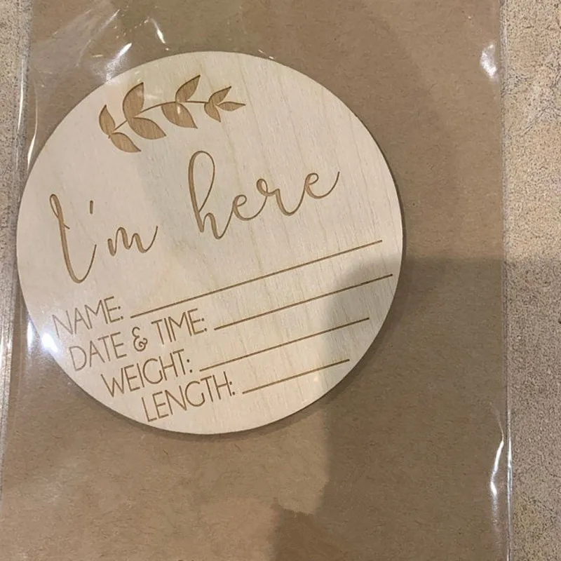 Приветственный знак-объявление о рождении "Hello World" с гравировкой на деревянном листе для имени ребенка. Знак со статистикой имен и сохраненными новорожденными фото-атрибутами.