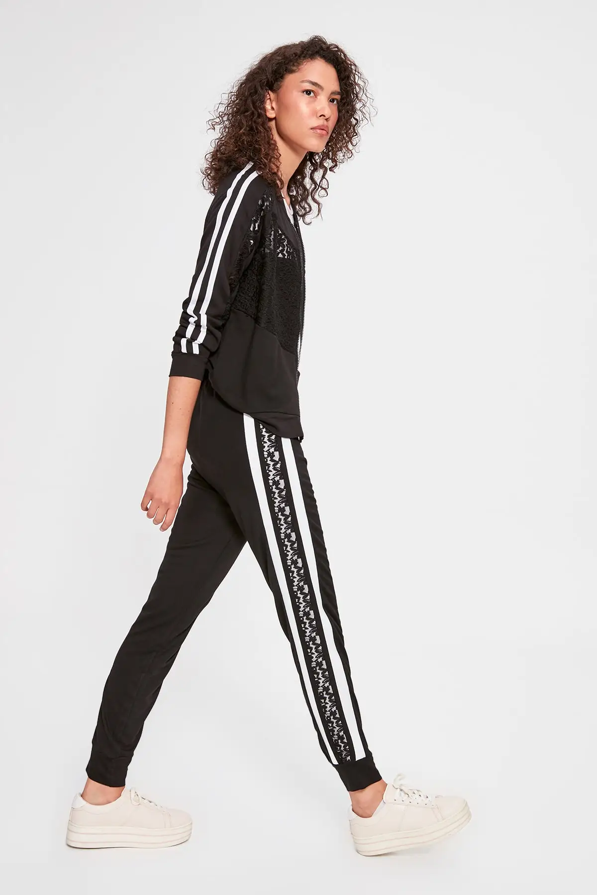 Trendyol черные трикотажные спортивные штаны с кружевной лентой TWOAW20EA0049|Беговые