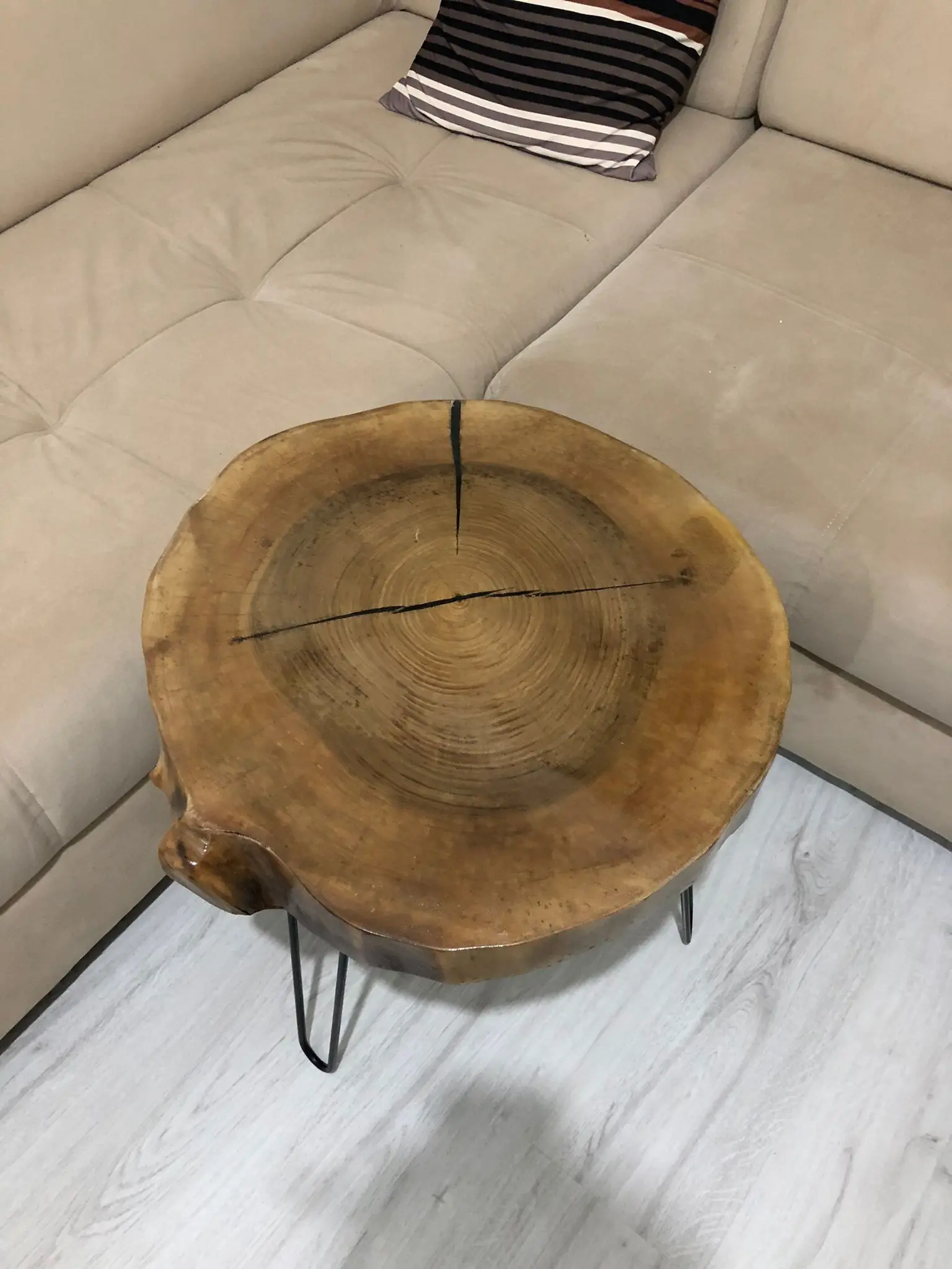 

BLACK WALNUT VARNISHED EPOXY TABLE