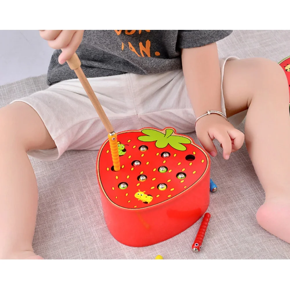 Игра деревянная магнитная Поймай червячка в Клубнике|Игрушки для раннего