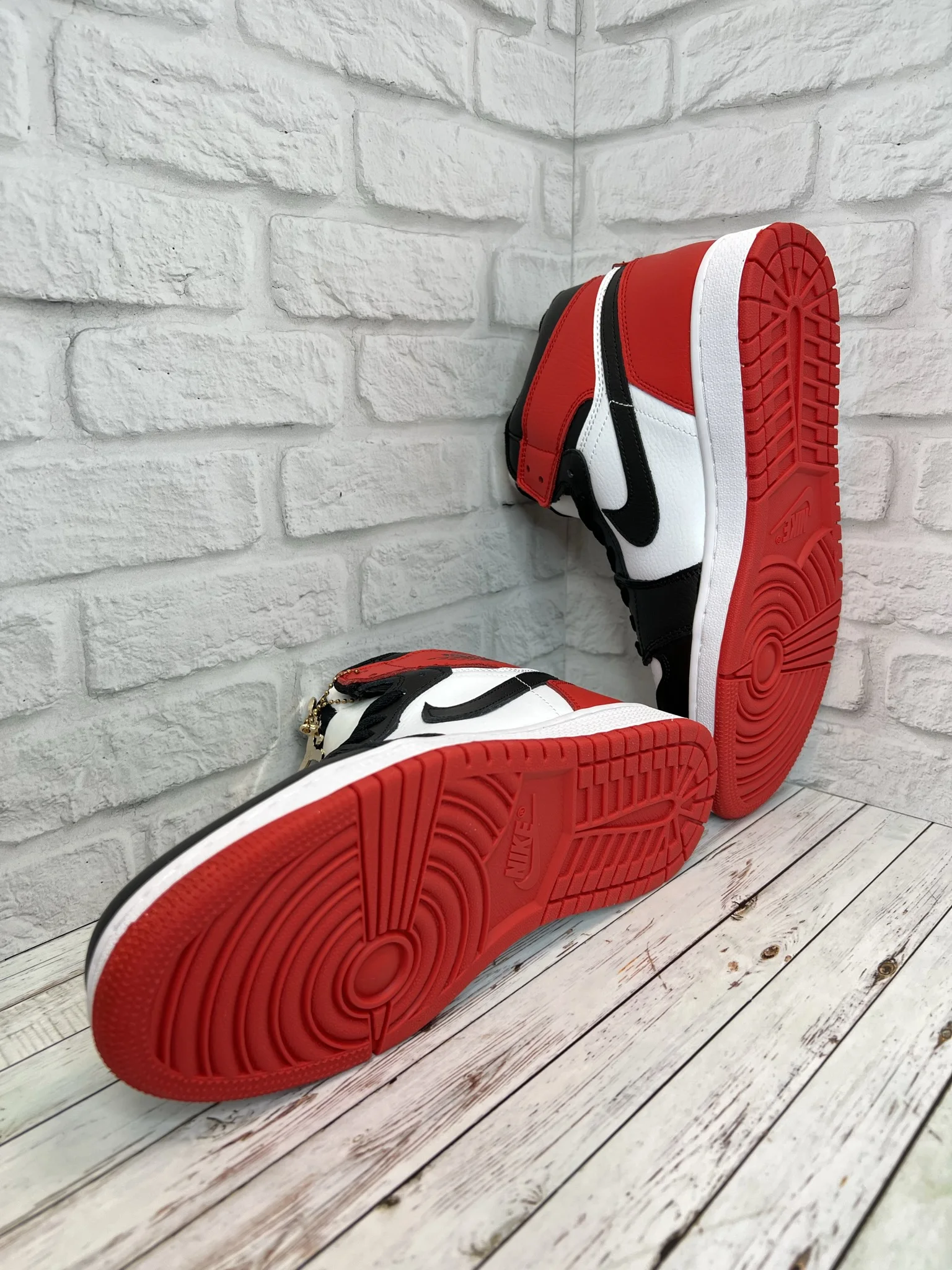 Кроссовки Nike Air Jordan (Джордан) мужские красные с чёрным и белым |