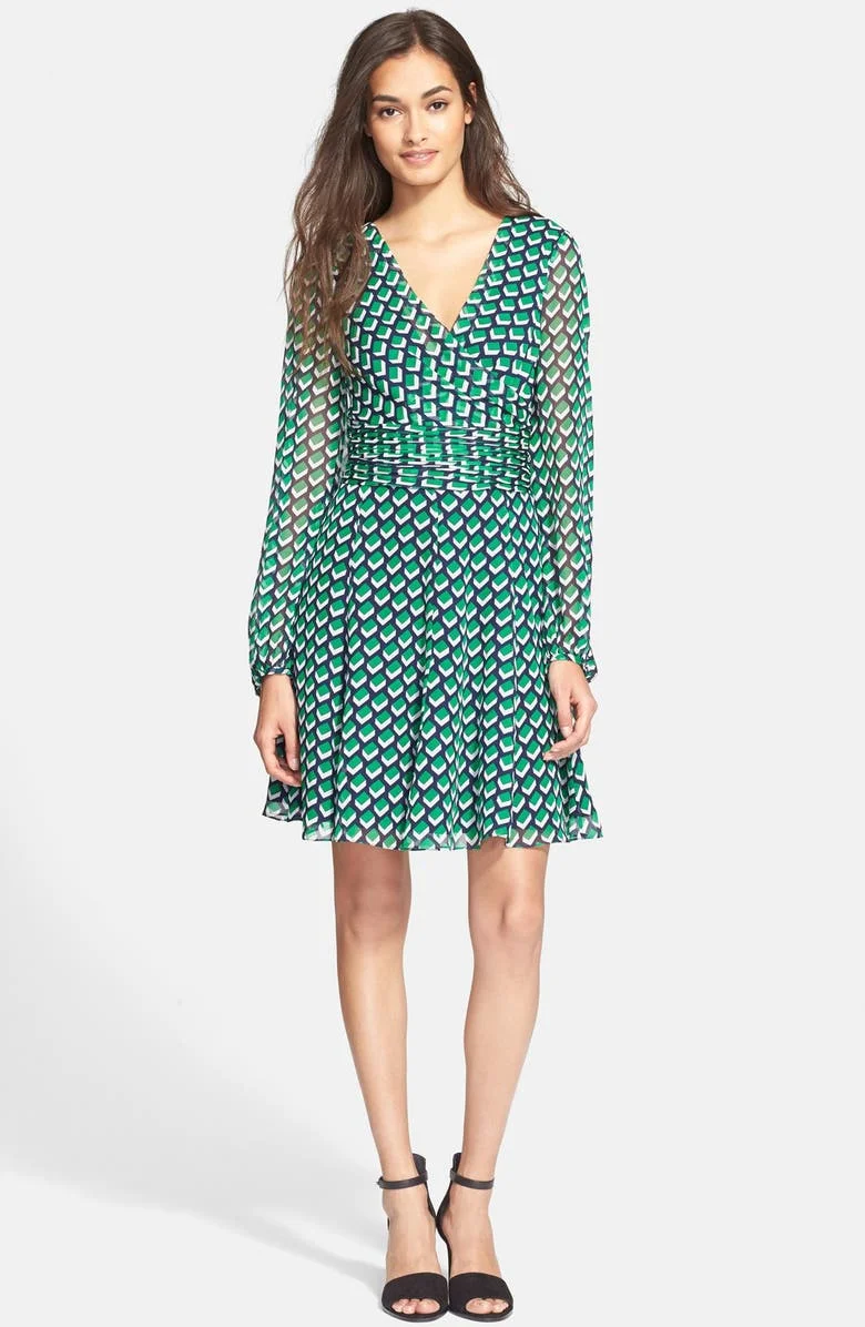 

Holiwind 2022 Ashlynn Cube Print Silk Dress Side zip closure Button cuffs silk dress patterned in a cheerful cube print