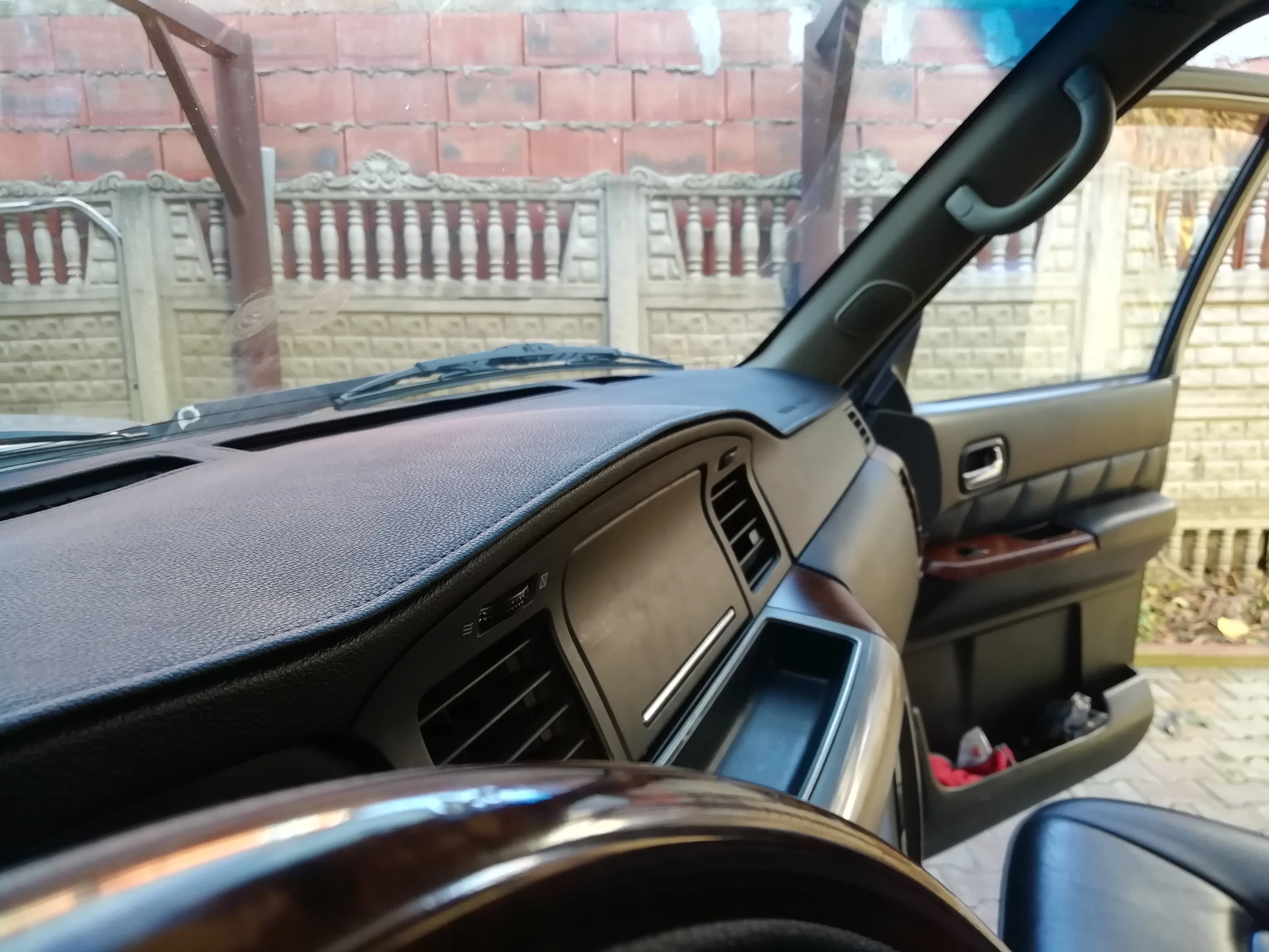 Кожаная накидка на приборную панель Nissan Patrol Y61. Коврик торпедо. Чехол панель.