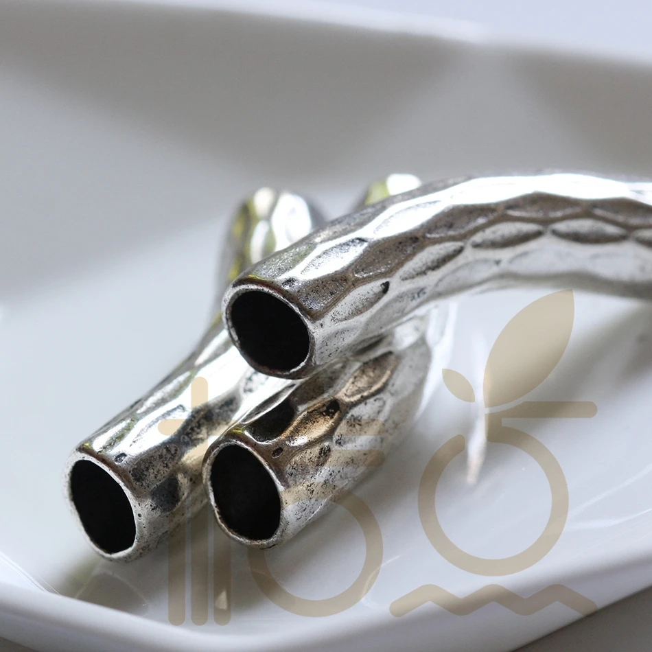 2 Pieces Antique Tone Base Metal Findings-Textured Seamless Curved Tube 43x10mm with 8mm hole (13425Y)
2 Pieces Antique Tone Base Metal Findings-Textured Seamless Curved Tube 43x10mm with 8mm hole (13425Y)