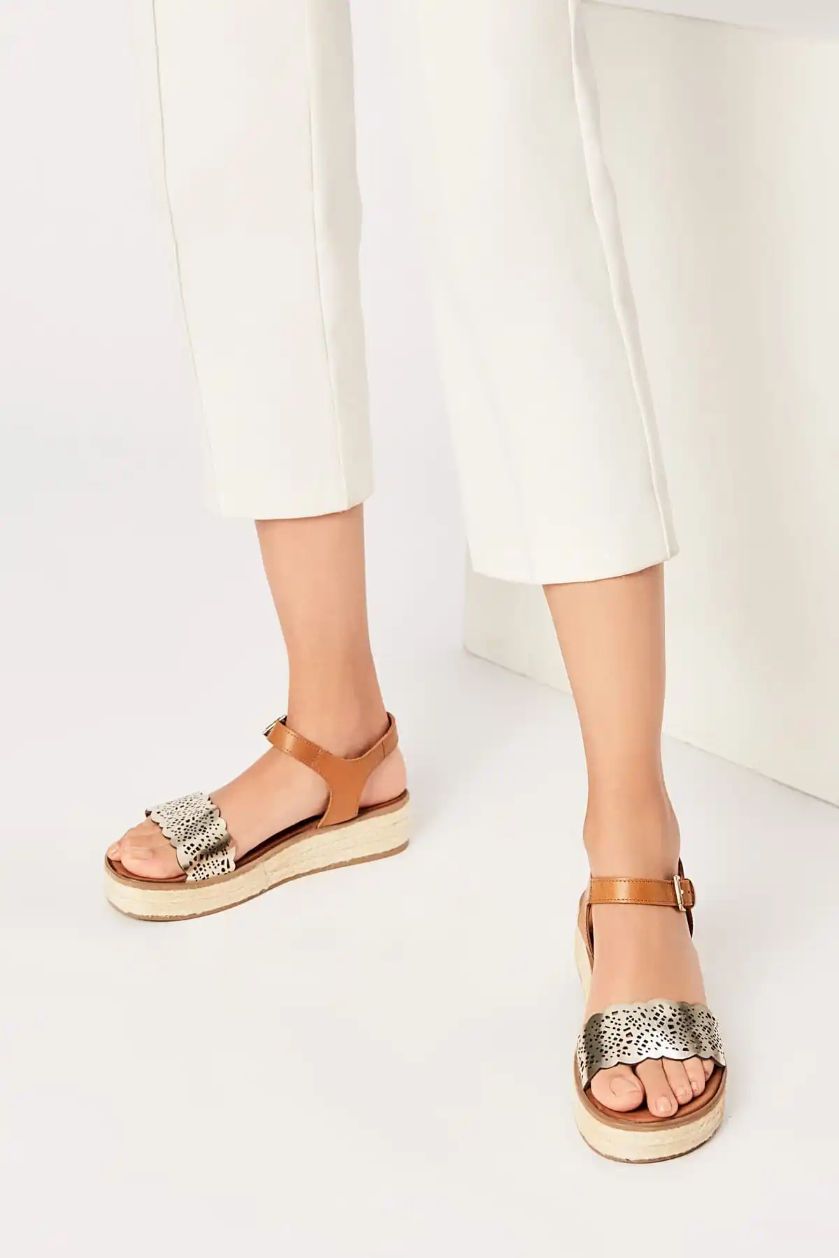 Светло-коричневые женские босоножки из натуральной кожи с жемчугом 120130002074 |