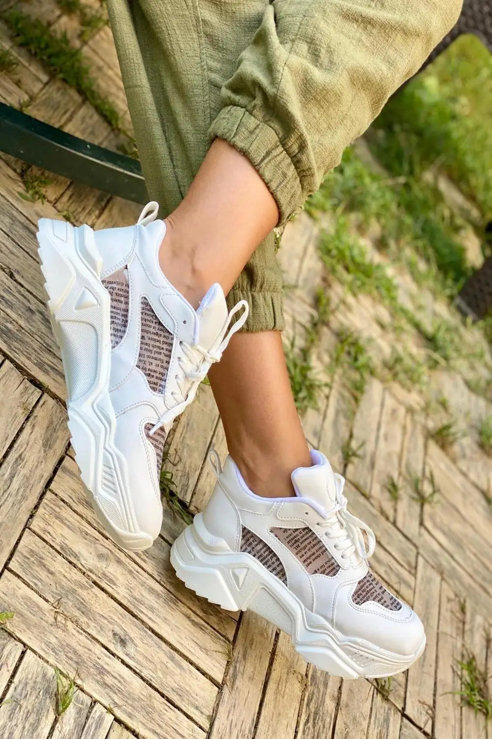 

Kadn effaf zerine Yaz Detayl Sneaker