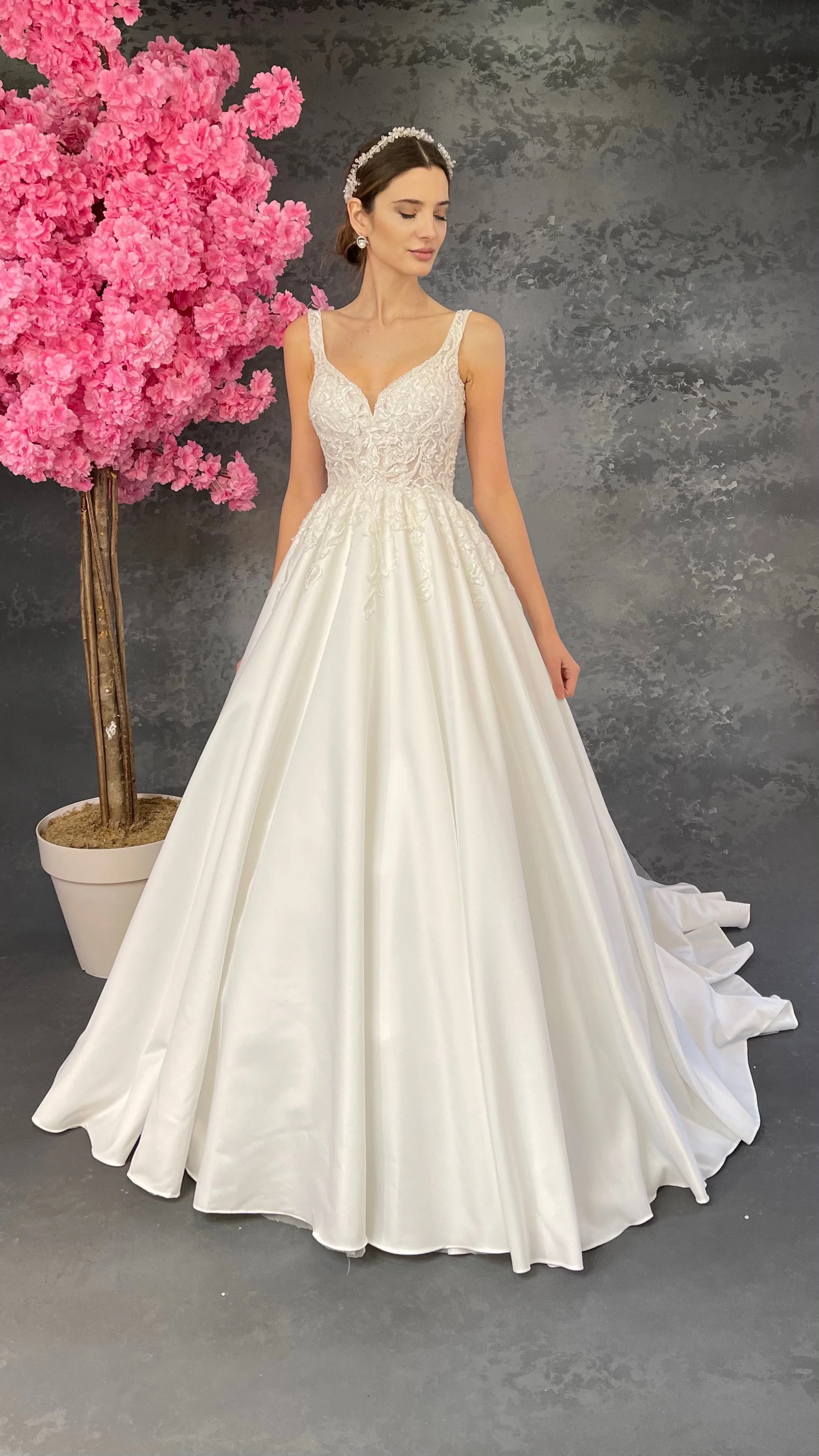 

Women's White Embroidered Satin Skirt A Princess Wedding Dress V Neck Bride Bridal Evening Dress Wedding Bridesmaid Dresses