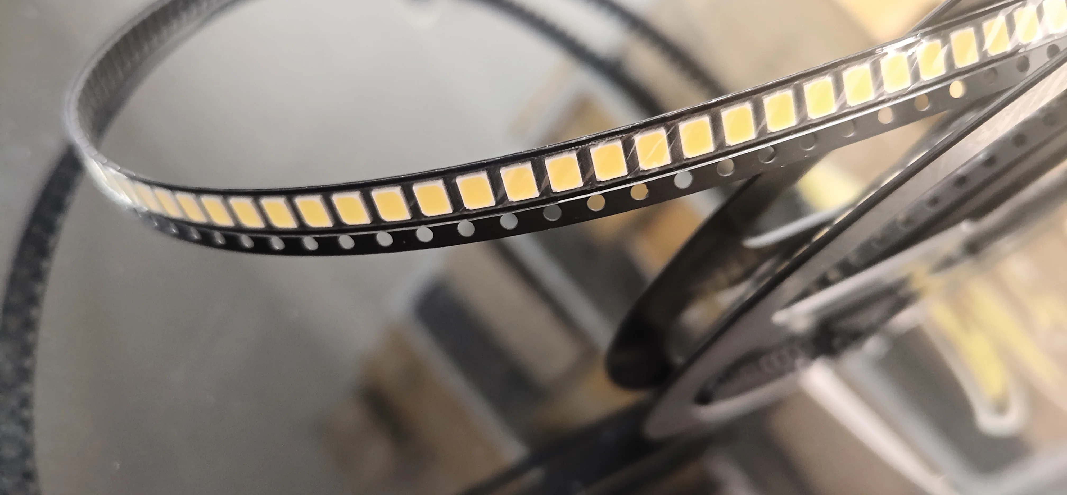 

High CRI RA 97-99 SMD2835 LED Emitting Diodes Full Spectrum 410-420nm Daylight White 5600K 3.2V-3.3V 150mA 0.5W 42-48lm LED Chip