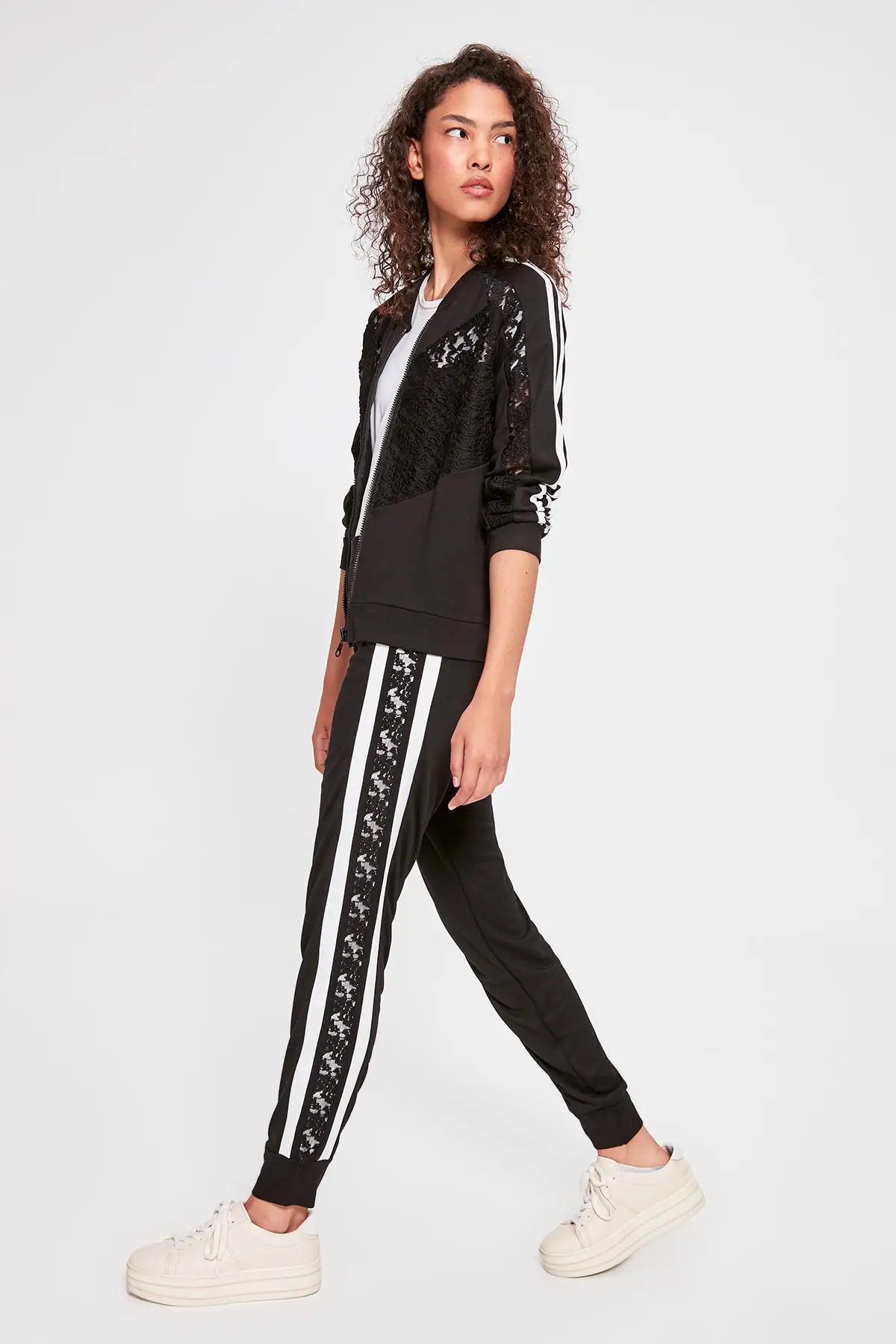 Trendyol черные трикотажные спортивные штаны с кружевной лентой TWOAW20EA0049|Беговые