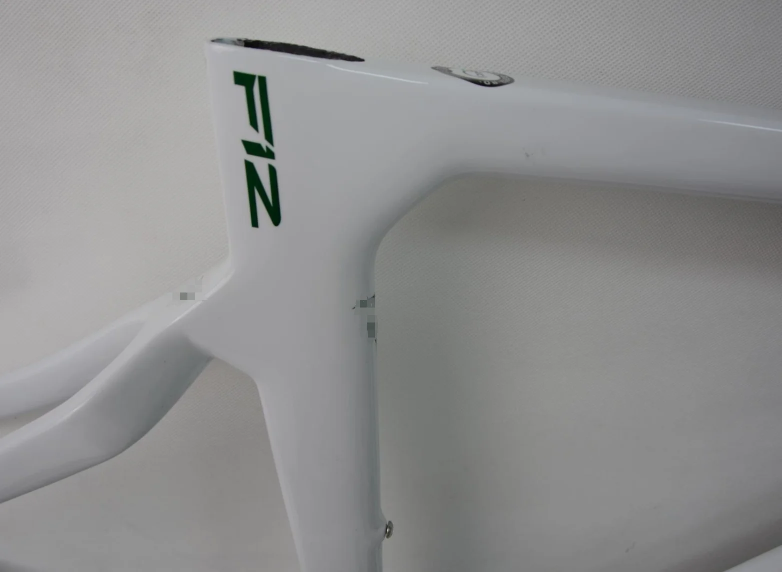 

UCI logos carbon bike frameset T1100 UD Glossy bicycle frame bsa+seatpost+frok+headset+bar white color with green logos frameset