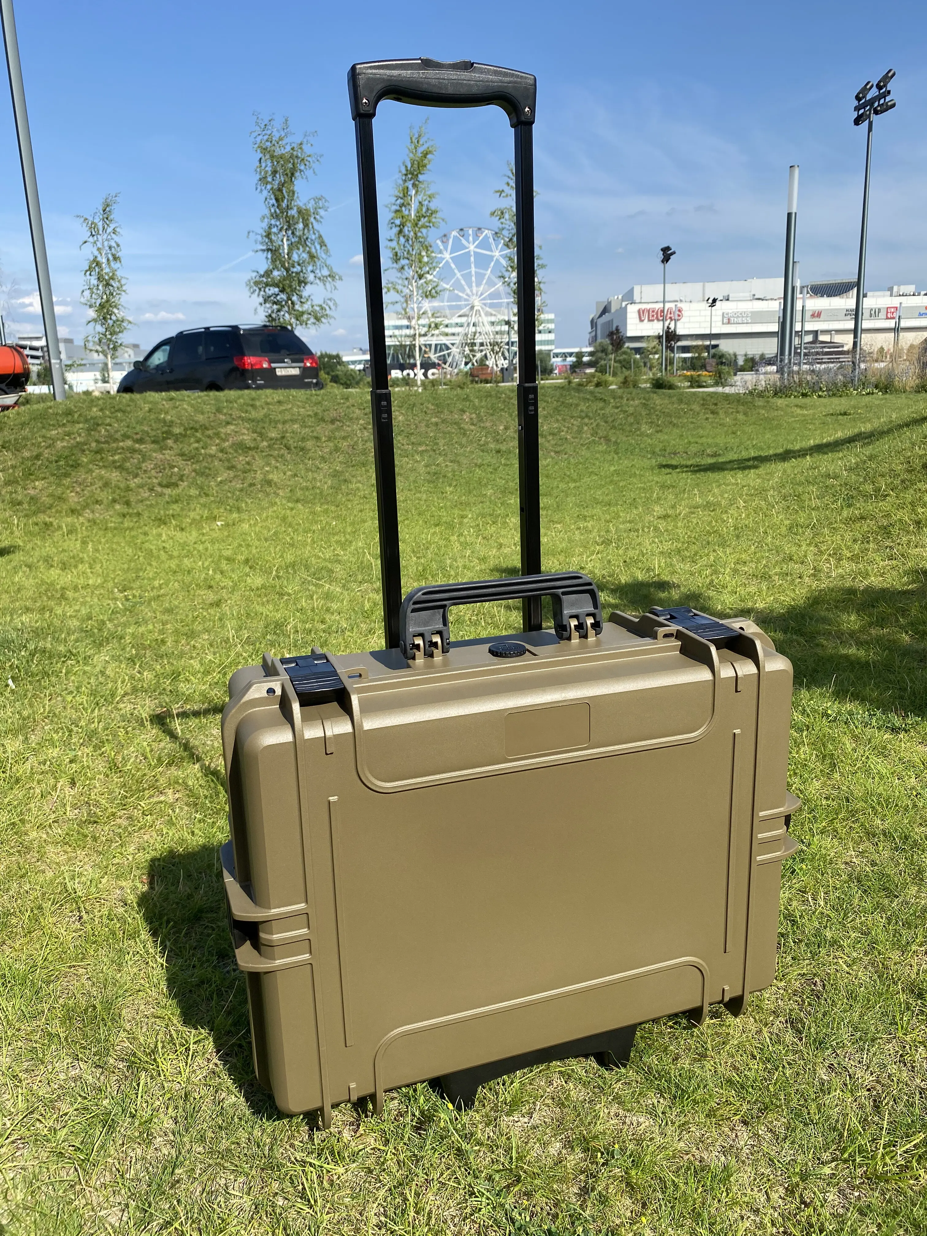 Защитный ударопрочный герметичный пластиковый кейс VG M0500 с поролоном колесами и