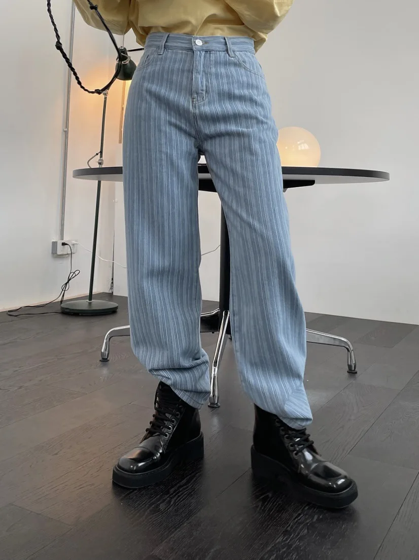 new woman straight blue classic jeans