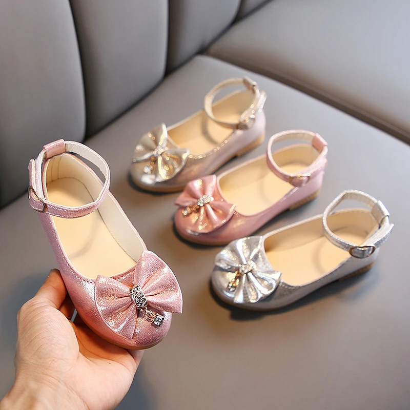 Детская танцевальная обувь, новая кожаная обувь с бантом для девочек, Корейская обувь на плоской подошве, сандалии с мягкой застежкой
