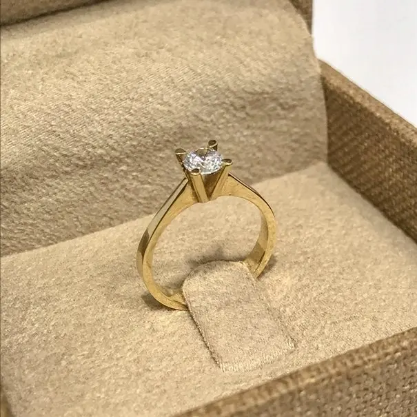 Классическое Золотое обручальное кольцо с четырьмя бриллиантами для