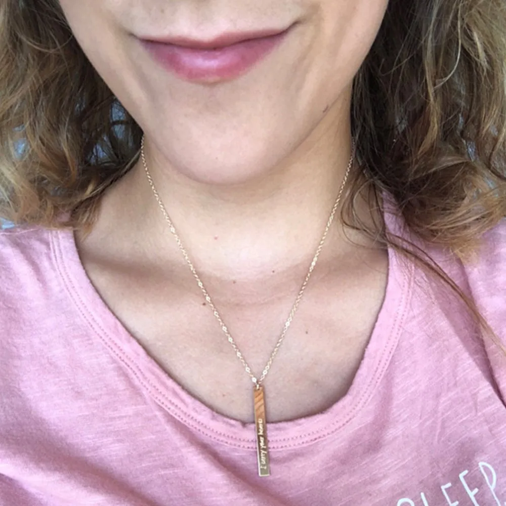 С вертикальными полосами ожерелье &quotкоординаты&quot Золотые прутки с гравировкой