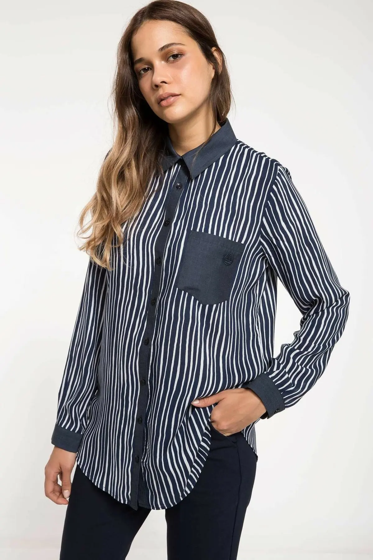 Женская Повседневная рубашка DeFacto сине белая в полоску с карманами и длинными