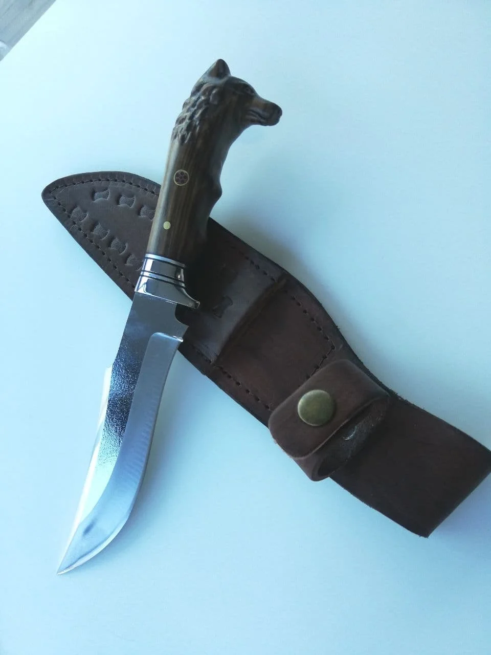 Нож ручной работы из кованой стали с гравировкой головы волка рукоятка ореха