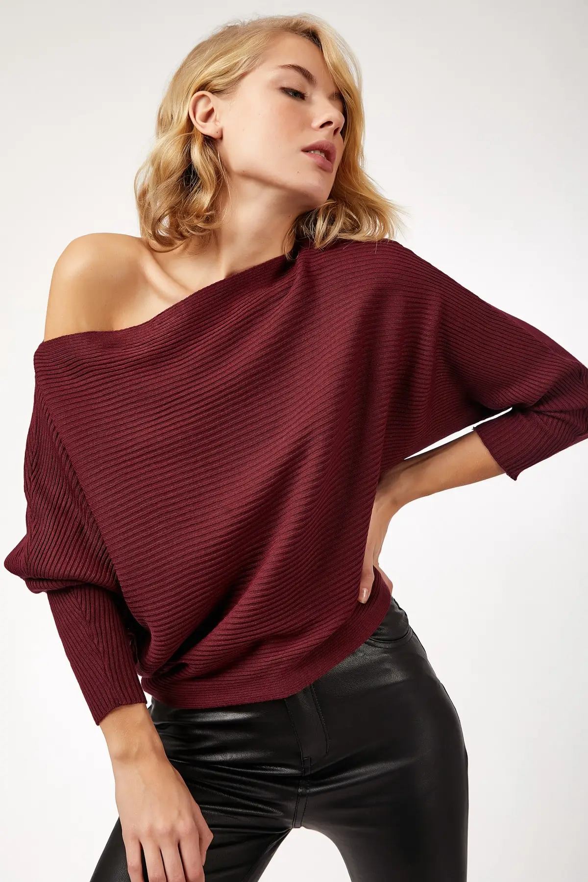 Счастье ist. Женский свитер с рукавом летучая мышь и вырезом лодочкой ZA00013 |