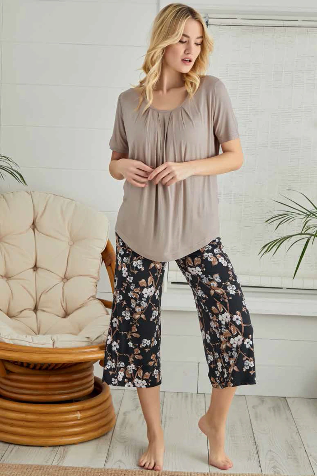 

Half Sleeve Printed Capri Pyjamas Set - RNL-RZL2303