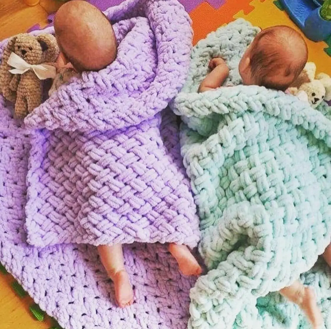 Плед вязаный в кроватку детский. Плюшевый плед для новорожденного. Плюшевый плед для новорожденного. Плюшевый детский плед. Ализе пуффи для новорожденных.