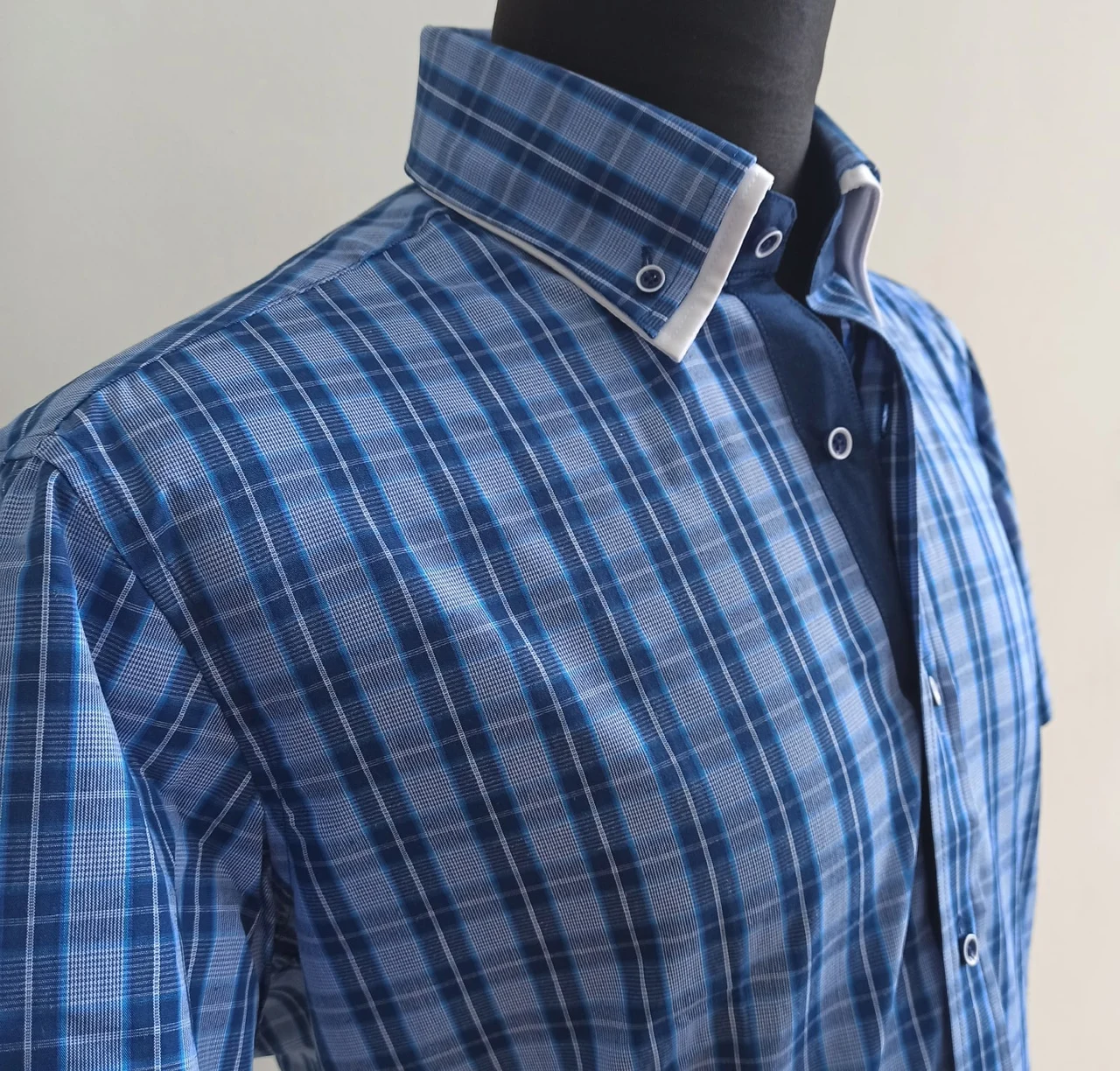 Мужская летняя рубашка с коротким рукавом в клетку. Men's summer shirt with short sleeves in a cage. |