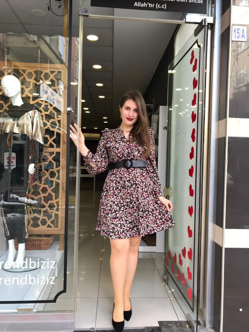 

Çiçekli Кемер Detaylı Elbise2