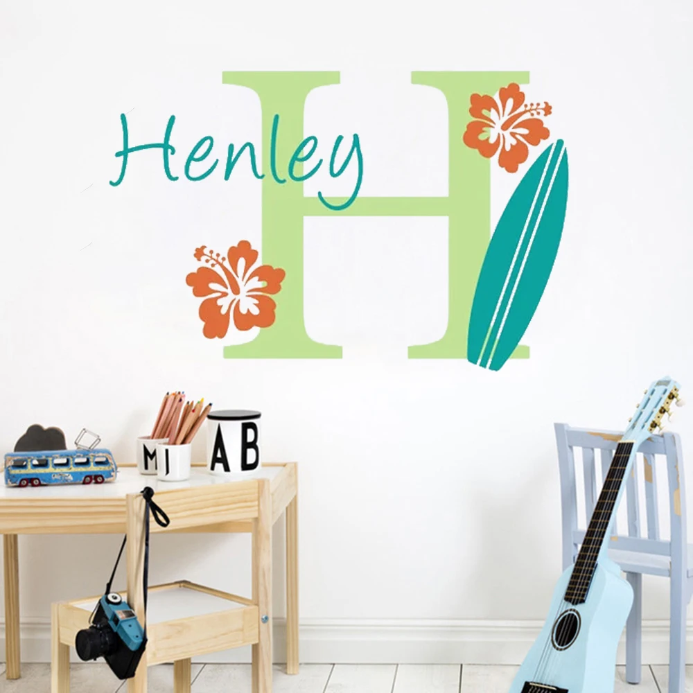 

Настенные наклейки на доску для серфинга с инициалом и именем, персонализированные Гавайские декоративные наклейки, гибискус, цветок, фрески, виниловый постер HJ0998