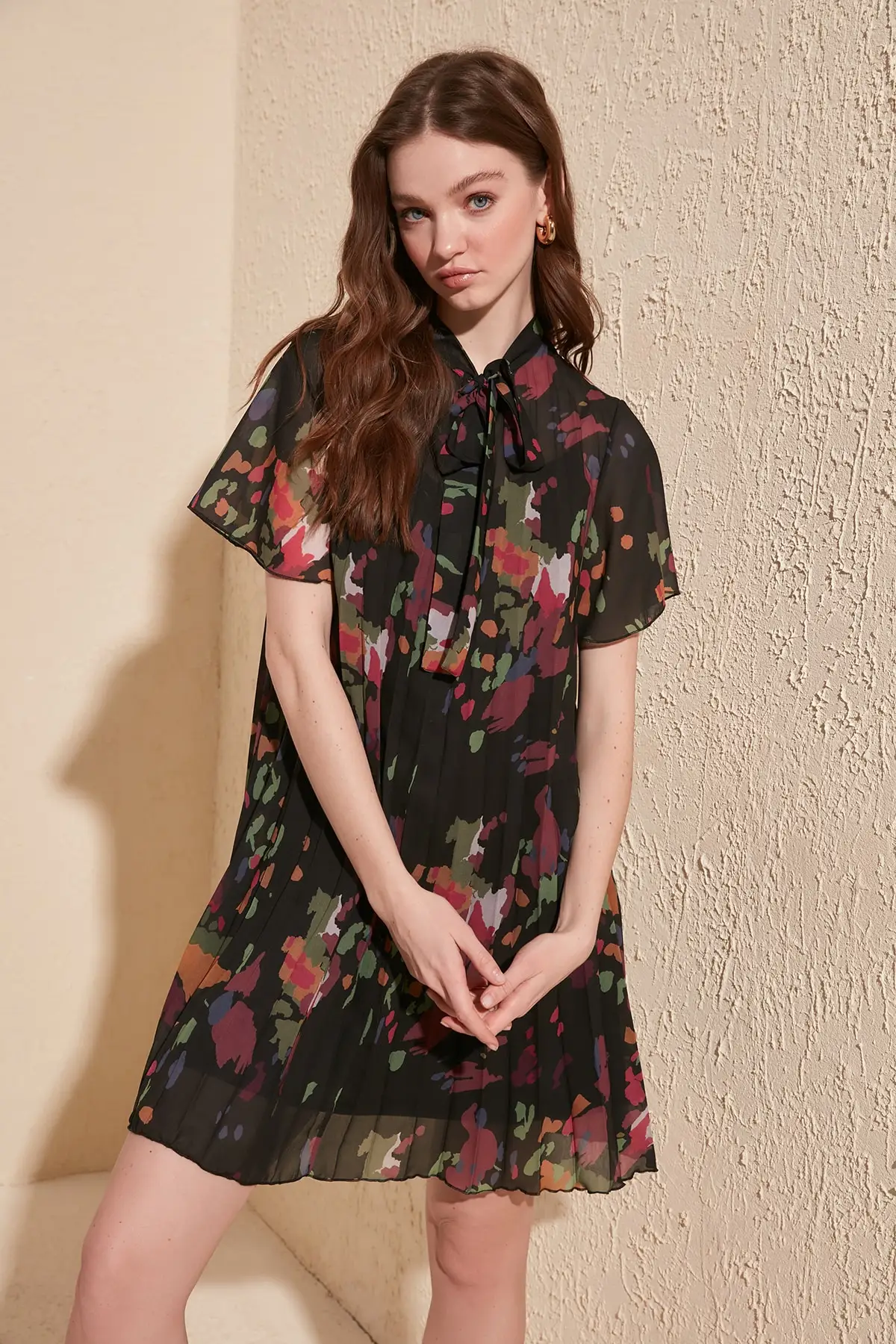 Черное плиссированное платье с воротником шарфом Trendyol TWOSS19EH0186|Женские платья| |