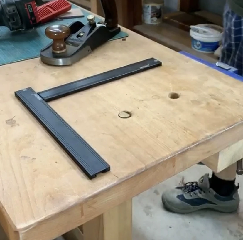 Перегородка для деревообработки с регулируемой фиксирующей пластиной блока