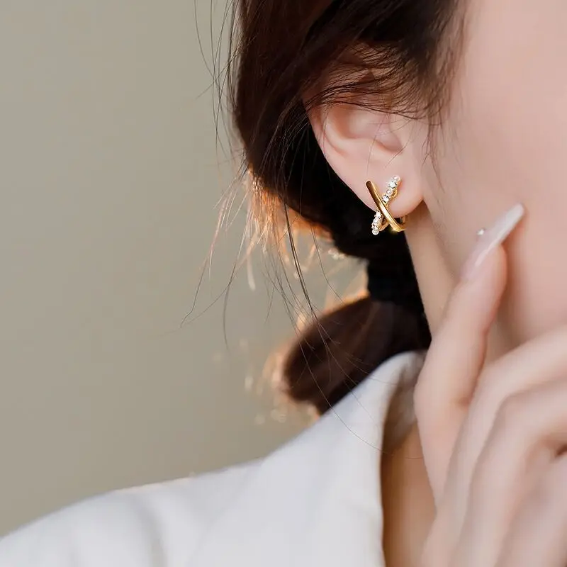 

New Korean Shiny Crystal Pearl Stud Earrings for Women Exquisite Geometric Gold Metal Small Earring Girls Party Wedding Jewelry
