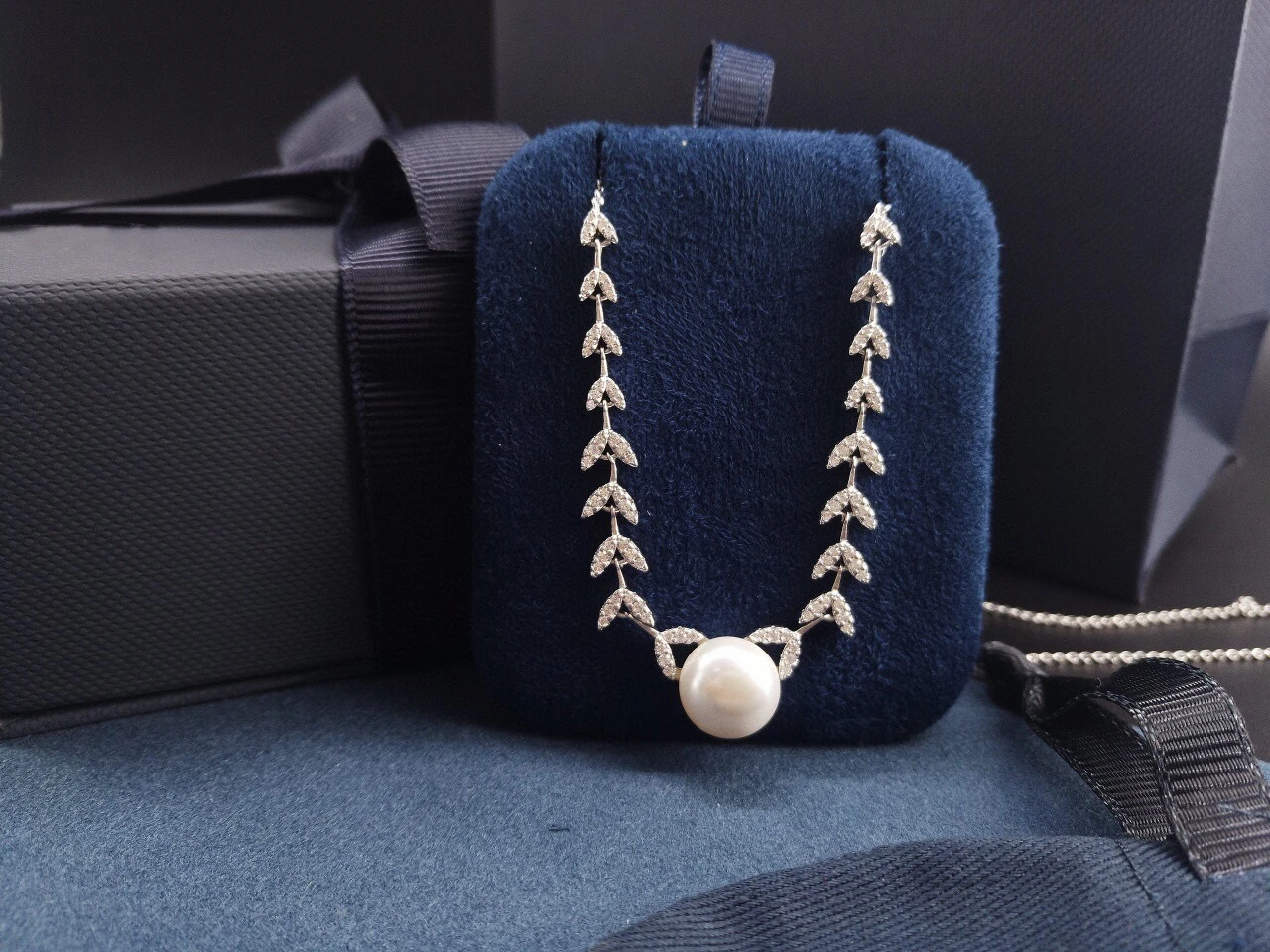 

APM s925 sterling silver freshwater pearl necklace female light luxury temperament wheat ear petal clavicle chain sweater chain