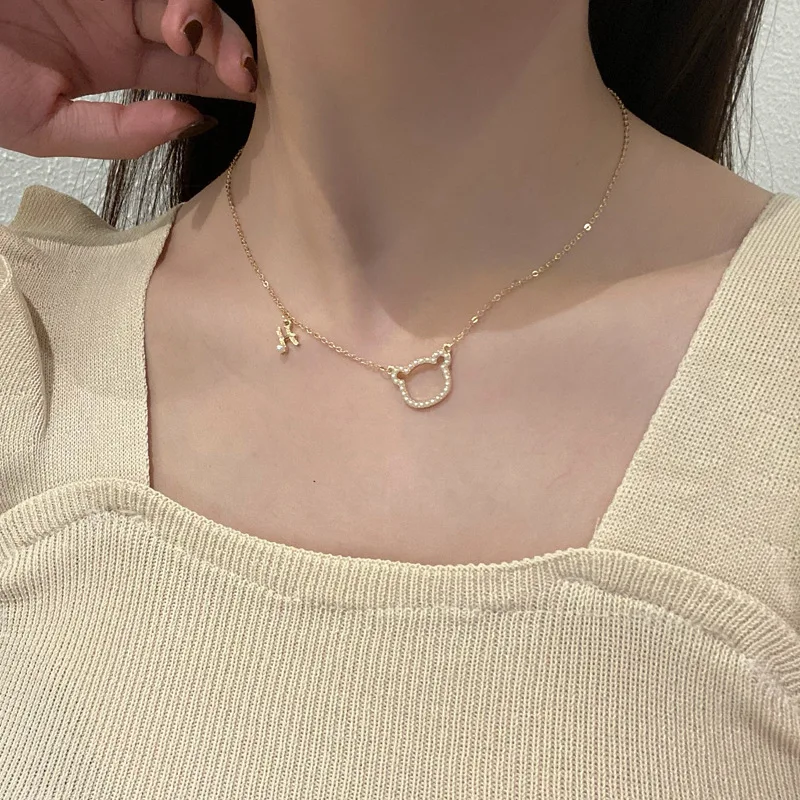 

Cartoon Cute Bear Head Letter H Pendant Necklace Simple Inlaid Imitation Pearl Bear Head necklace Jewelry Woman
