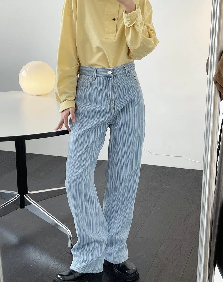 new woman straight blue classic jeans