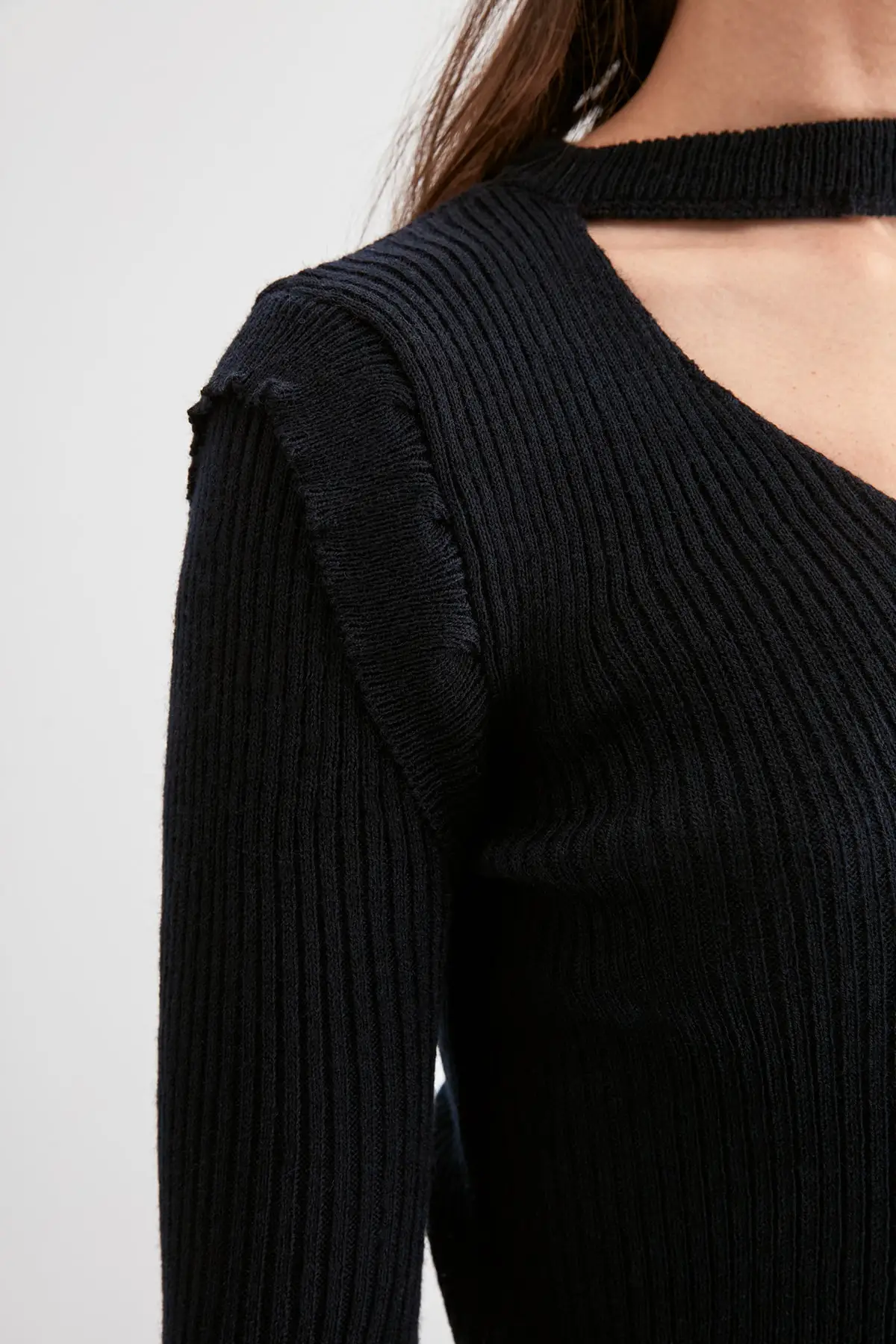 Трикотажный свитер с треугольным вырезом TWOAW20KZ0968| |