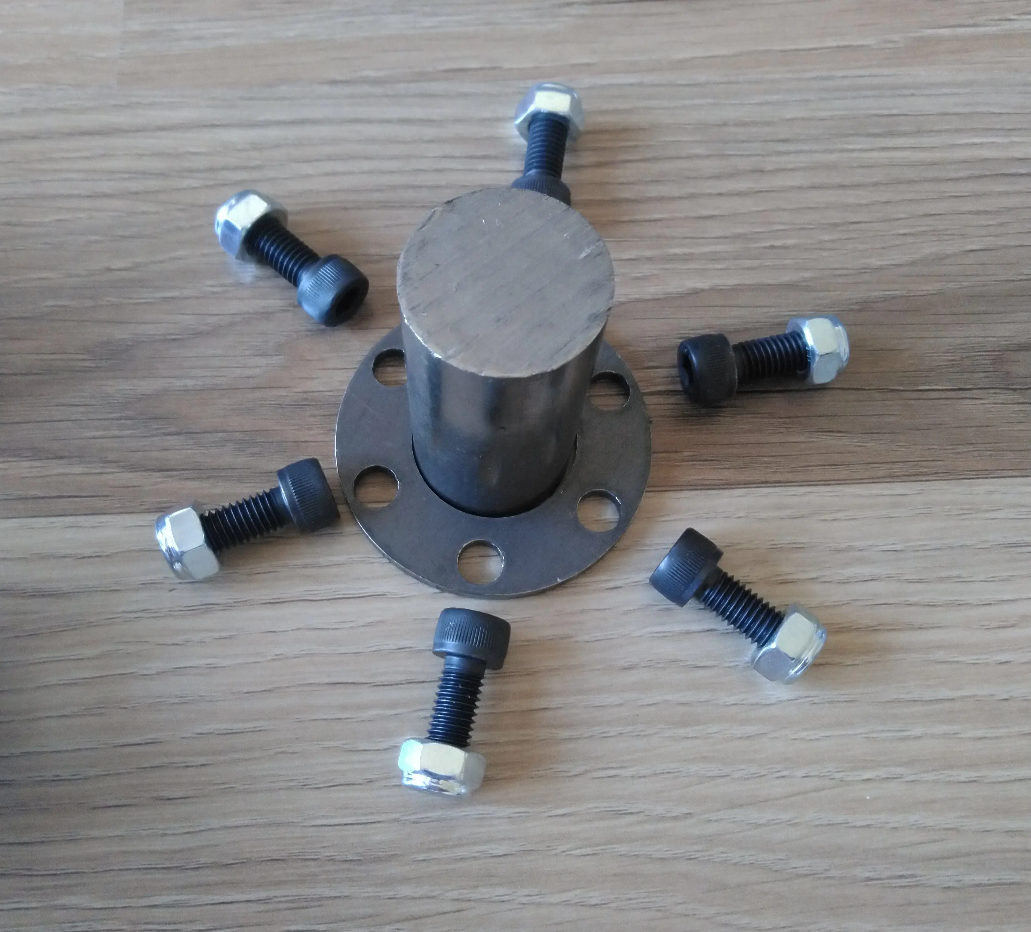 Лопасть гидротурбины Pelton с 29 алюминиевыми ложками, внешний диаметр = 440 мм и фланец с насадкой диаметром 17,33 дюйма.