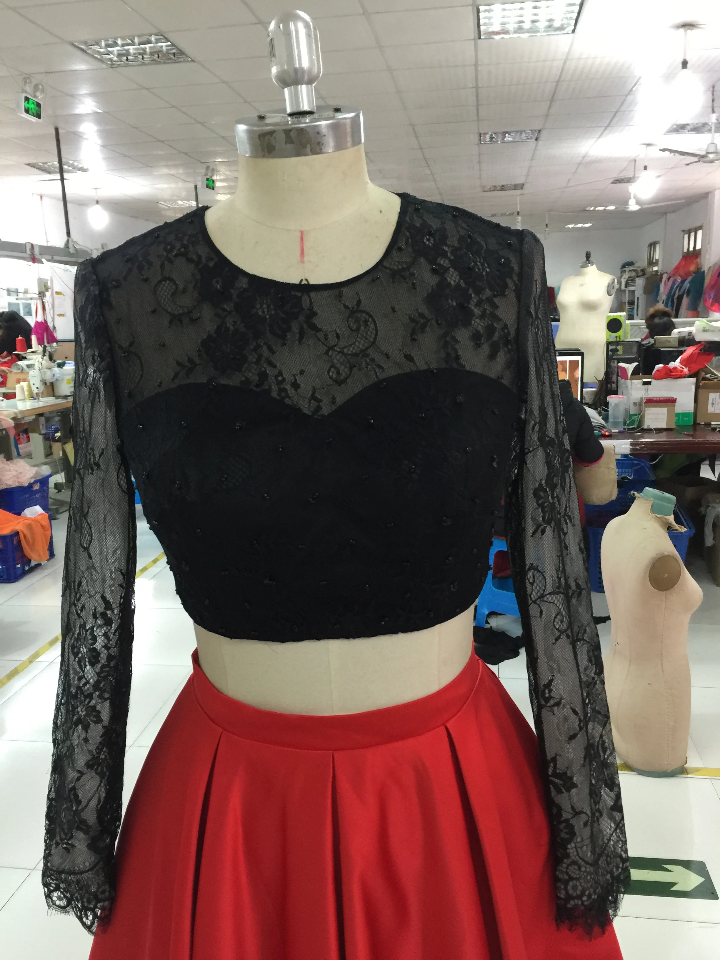 Атласное вечернее платье со шлейфом с длинным рукавом |