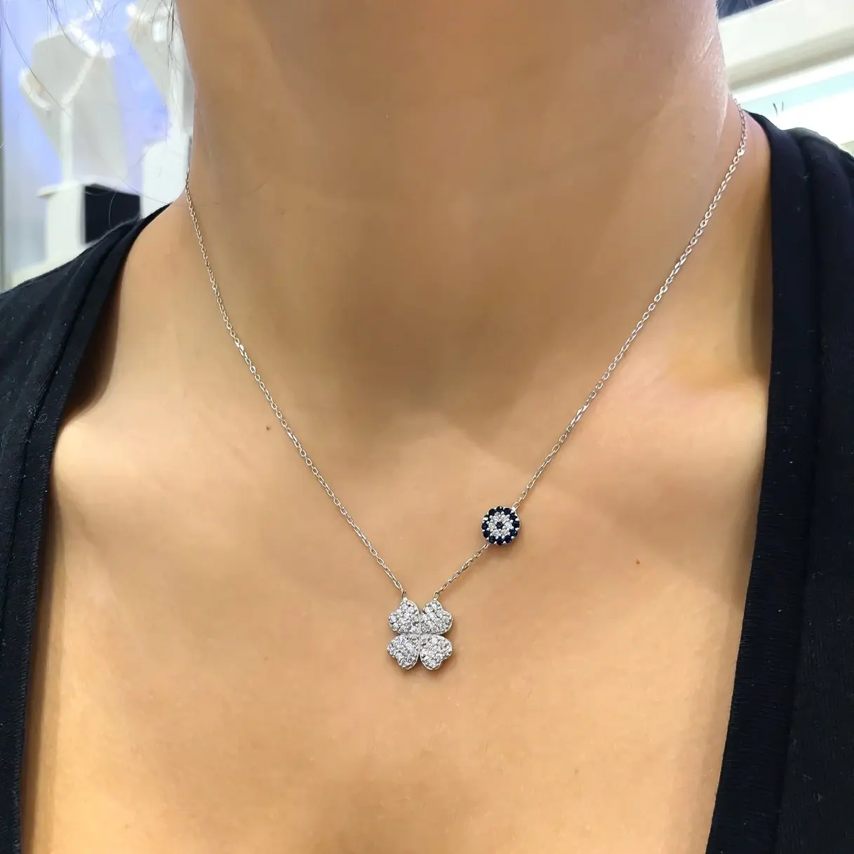 

Серебряное ожерелье с четырехлистным клевером сглаза