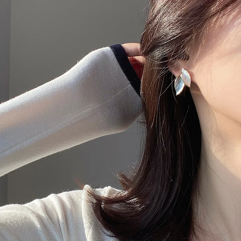 

Contrasting color leaf earrings Korea simple forest ins temperament ear jewelry fashion personality earrings