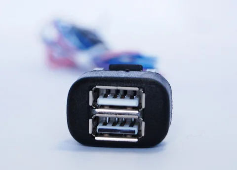 Автомобильное  зарядное устройство двухгнёздное штатное Штат USB 2.0 2х2 3А/5V/15W Универсал