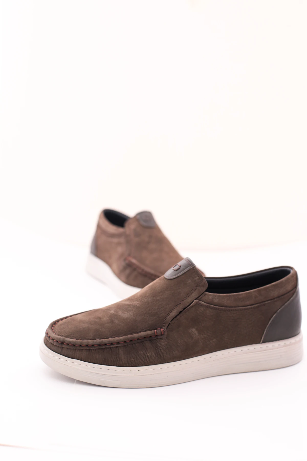 

Повседневная мужская обувь из натуральной кожи и нубука цвета хаки