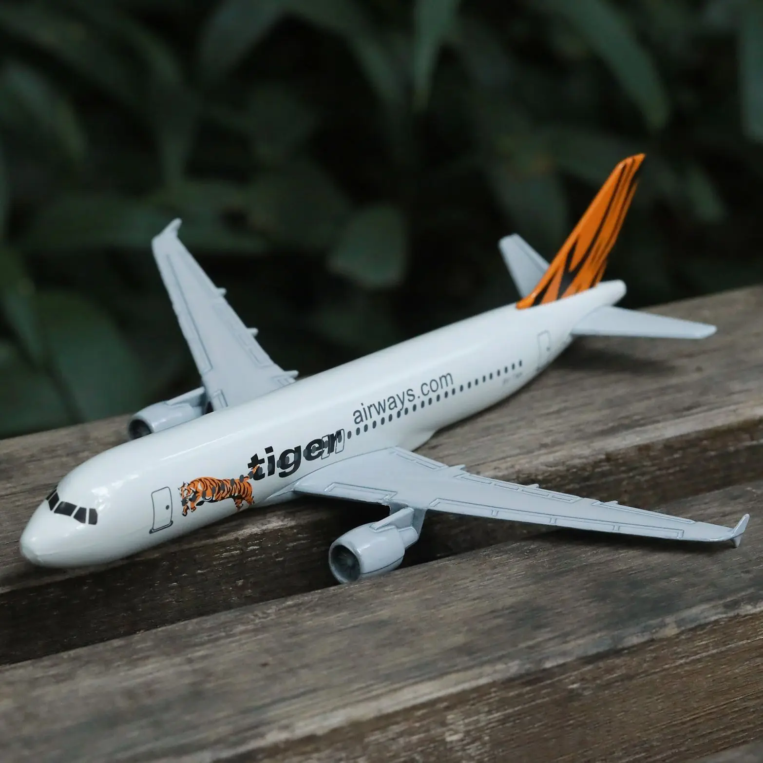 

Сингапур tiger дыхательные пути A320 самолетов литья под давлением с трёхмерными чертёжами 6 "металлический самолет украшения дома и офиса мини ...