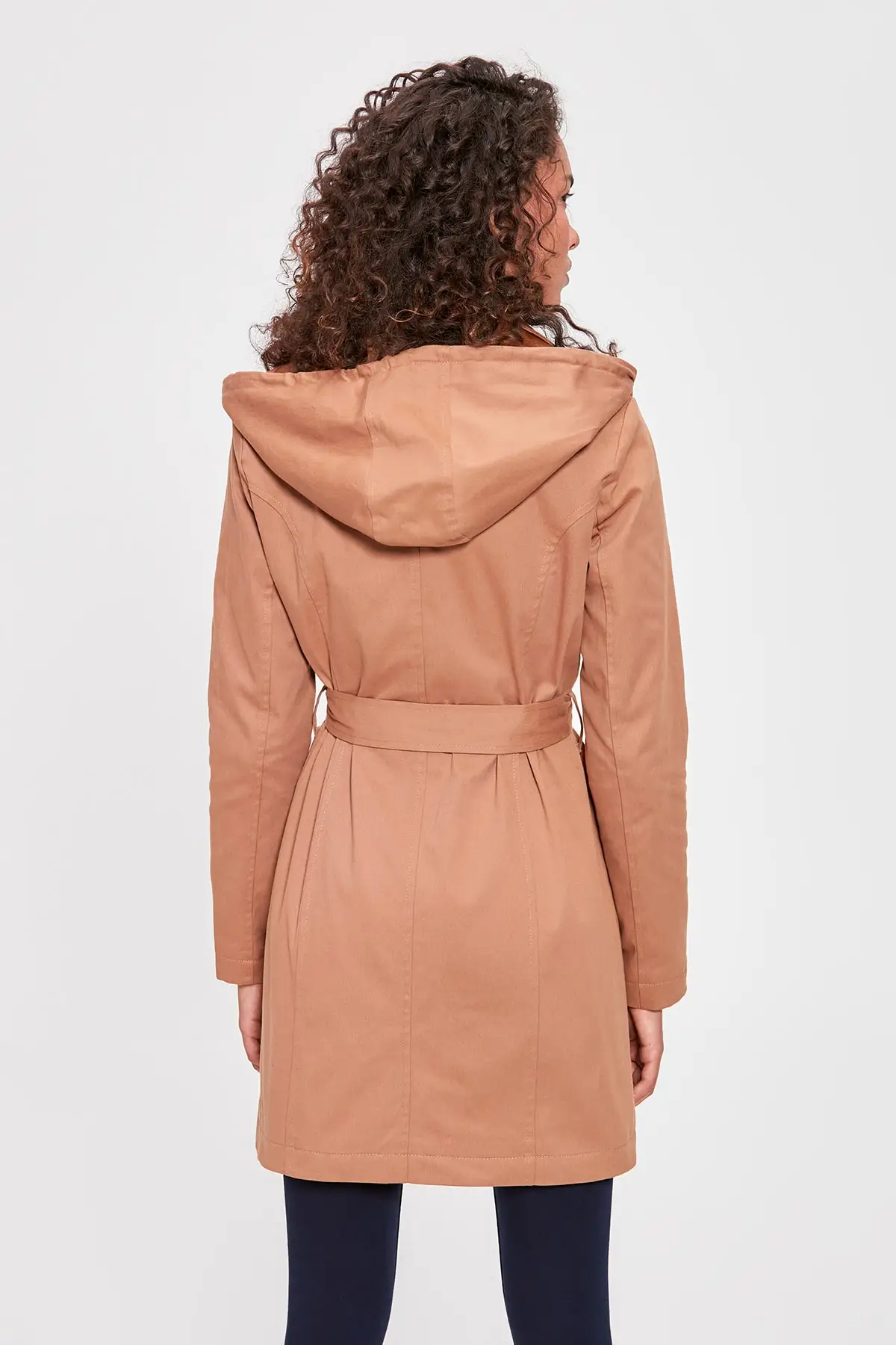 Тренч Trendyol Camel с капюшоном и аркой TWOAW20TR0024