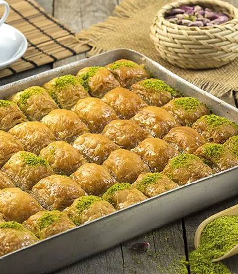 

WITH A WONDERFUL TASTE AND AMAZING AROMA WITH LOTS OF INGREDIENTS, BAKLAVA WITH SPECIAL BUTTER AND PEANUT 1 KG FREE SHIPPING