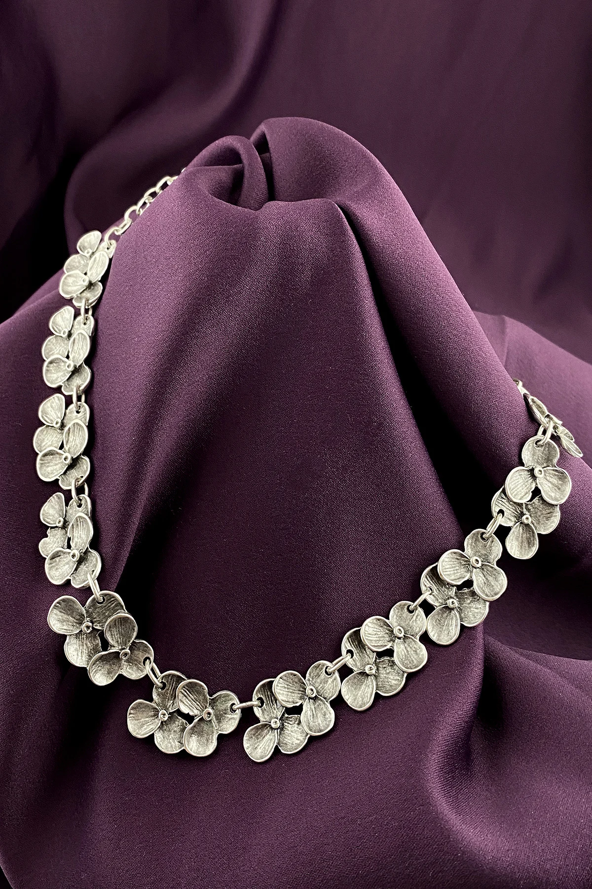 

Stylish Antique Silver Plated Chain Necklace With Flower Motif