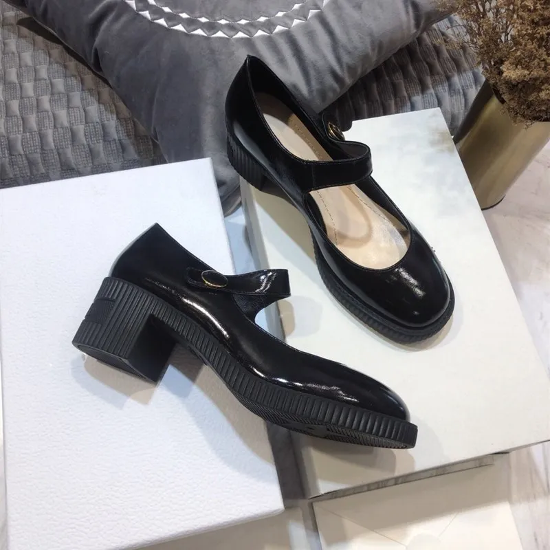 

New stylish white Roman heels with round tops and shallow tops Red horseshoes and women's luxury high-heeled sandals