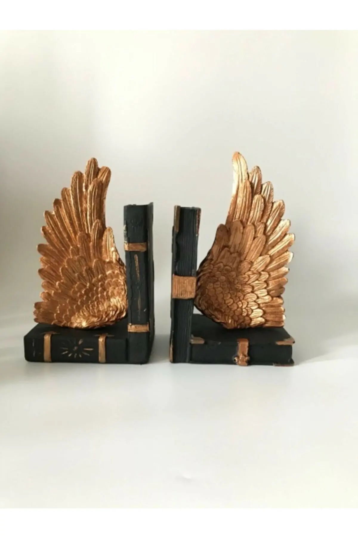 

Подставка для книг с украшением в виде крыльев