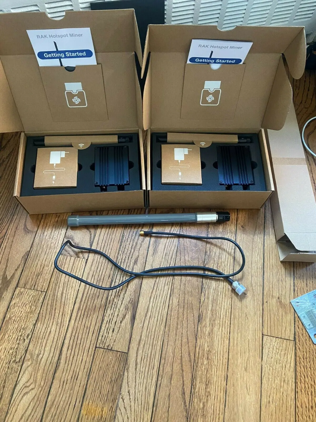 

SC... 2-rak V2 Hotspot Miner. -Майнеры 2 Rak (совершенно новые в руке)